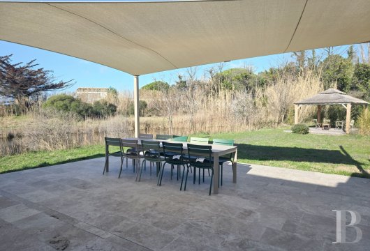A farmhouse set amidst the marshes north of Saintes-Maries-de-la-Mer, in the Camargue - photo  n°14